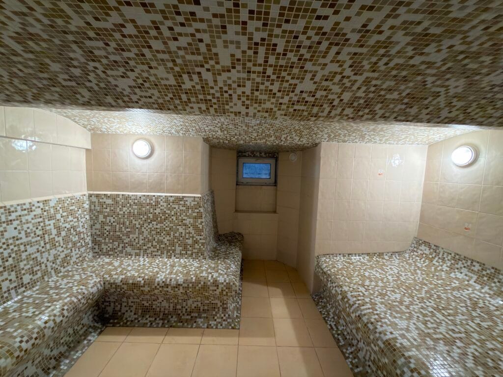 Interiér parní sauny v Oáza Welness Písek